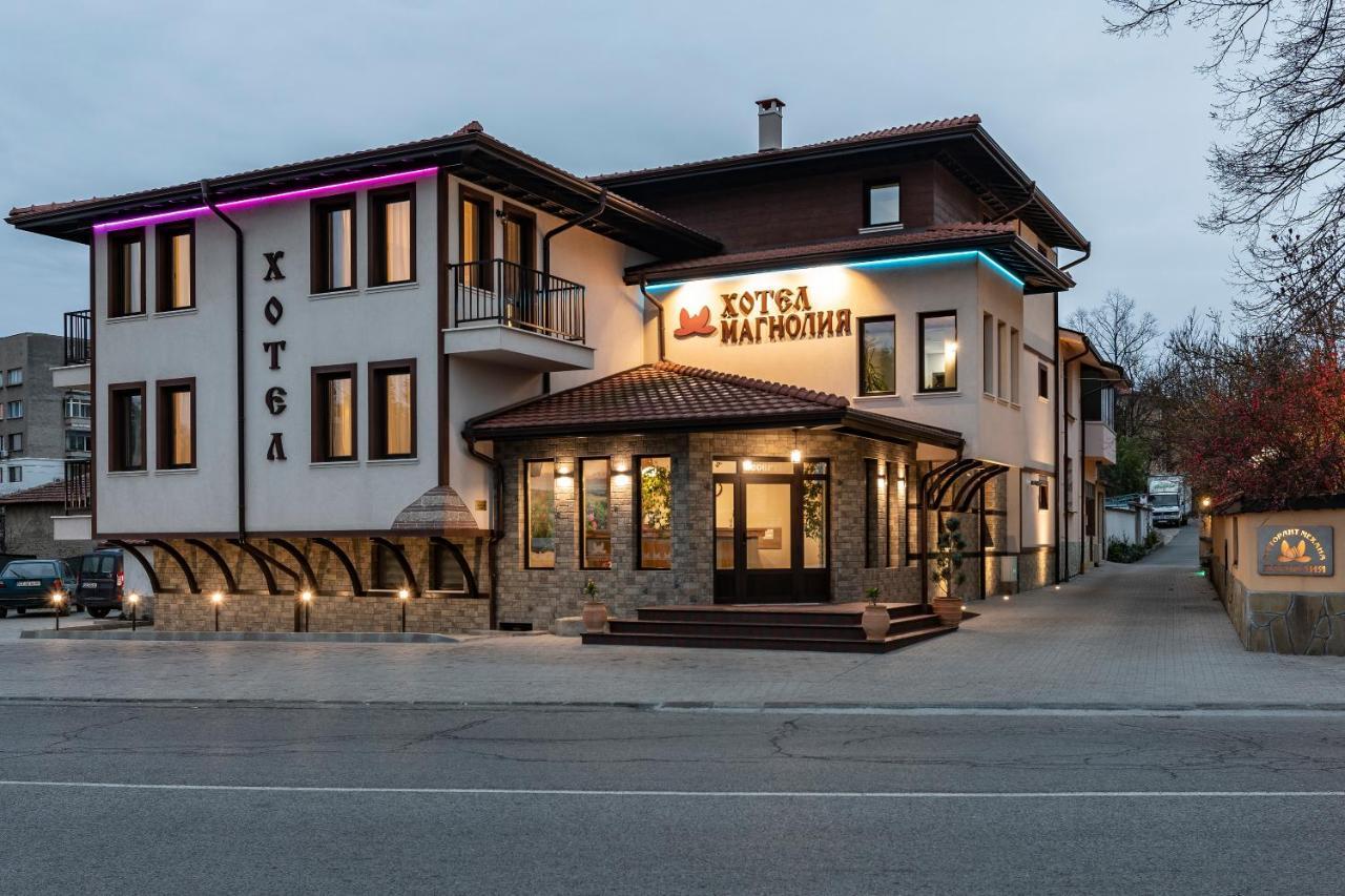 Семеен Хотел Магнолия Kazanlŭk Exterior foto